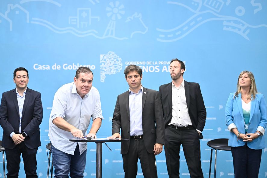 El Gobernador firmó convenios para realizar obras en varios municipios de la provincia. En la foto, el intendente PRO Guillermo Montenegro.