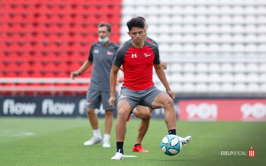 David Ayala para la pelota en la práctica que tuvo el plantel de Estudiantes en UNO