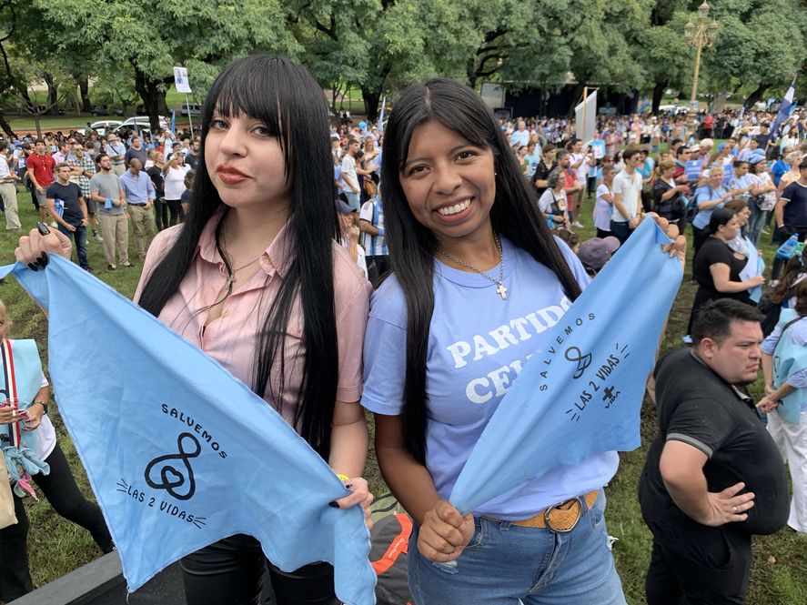 Lu Palavecino, la joven militante de Milei; y Ayelen Alancay, líder del Partido Celeste.