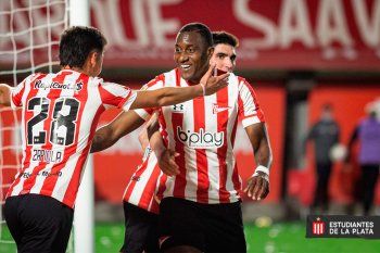 Ayoví en pleno festejo del empate para Estudiantes.