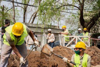 La titular de AySA, Malena Galmarini, supervisó una obra para expandir la red de agua en el barrio El Arco en Benavídez junto a concejales del Frente de Todos Tigre.