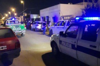 Desbaratamiento de una fiesta clandestina en Azul. La ciudad implementó el toque de queda hace 40 días. 