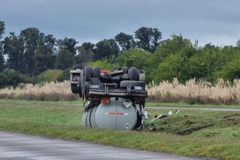 canuelas: volco un camion que transportaba acido muriatico