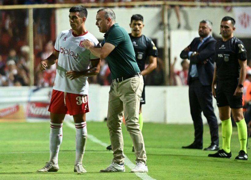 Abel Balbo: el técnico de Estudiantes junto a Jorge Rodríguez (Foto: Estudiantes)