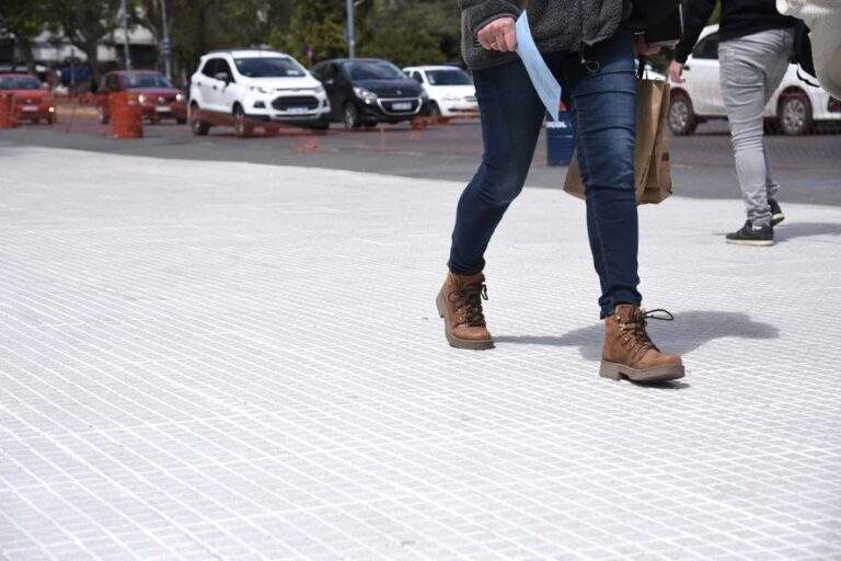 Municipalidad anunció últimos días para solicitar las baldosas gratuitas