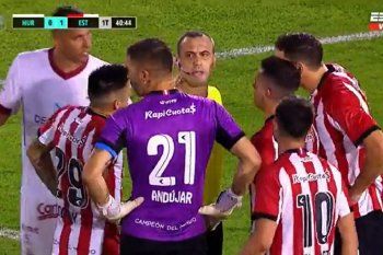 Jorge Baliño ante la protesta de los jugadores de Estudiantes