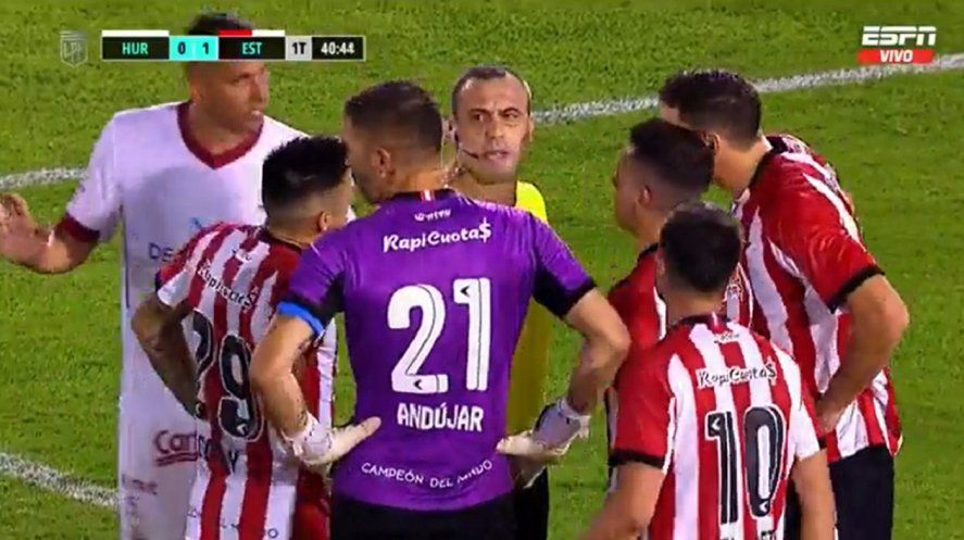 Jorge Baliño ante la protesta de los jugadores de Estudiantes