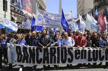 Los bancarios consiguieron otro aumento y el sueldo mínimo supera los $1,4 millones
