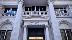 De querer quemar el BCRA a frenar el dólar: Milei vende 53 millones para contener la divisa