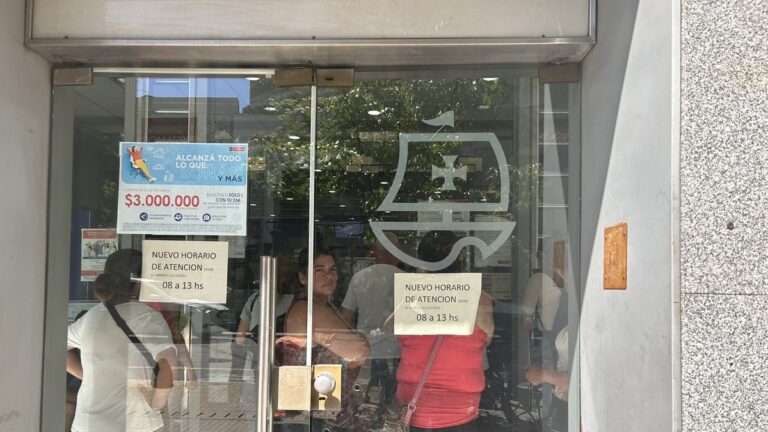 Trabajadores del Banco Columbia de La Plata retienen tareas por despidos. Federico Bach, de La Bancaria: “Empezamos un plan de lucha para recuperar las dos fuentes de trabajo”