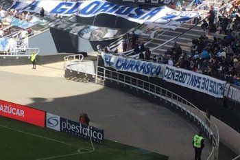 Hinchas de Gimnasia colgaron las banderas dadas vuelta en enojo con la dirigencia por ir al Ciudad de La Plata
