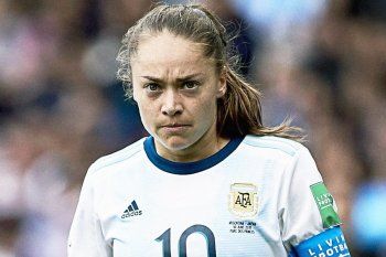 Estefanía Banini volverá a vestir la camiseta de Argentina en el fútbol femenino.