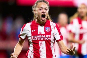 Estefanía Banini grita uno de sus goles con la camiseta del Atlético Madrid.