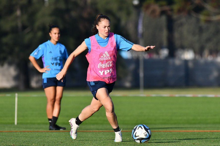 Estefanía Banini en acción en una práctica de la Selección Argentina. (Foto: prensa AFA) Estefanía Banini en acción en una práctica de la Selección Argentina. (Foto: prensa AFA)