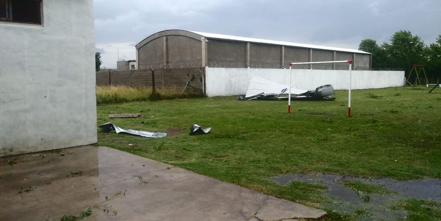 El techo de una Sociedad de Fomento de Junín voló ante los fuertes de vientos que acompañaron a la tormenta de este viernes. 