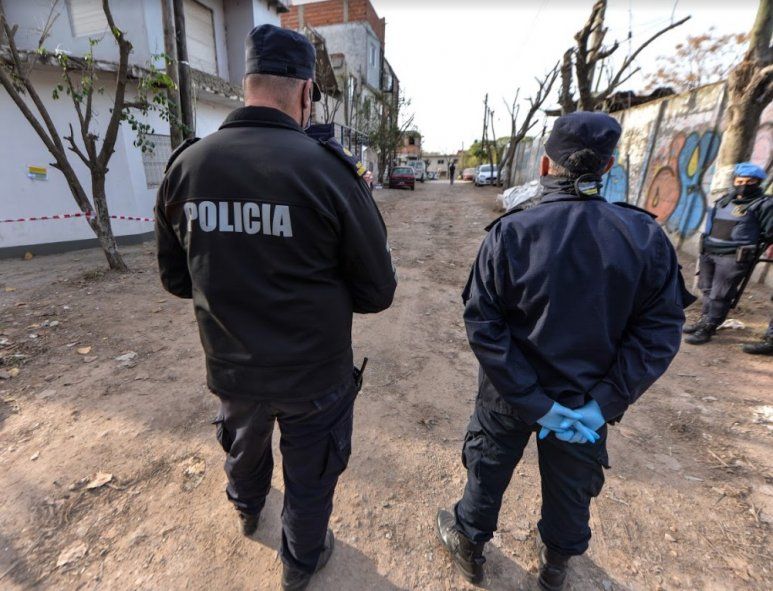 El barrio José Luis Cabezas, cercado durante el brote de coronavirus