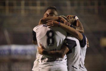 El abrazo de Barrios con sus compañeros en el festejo del 3 a 0 de Gimnasia sobre Talleres.