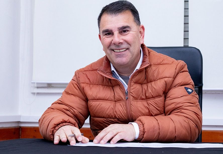 Tras caer en la interna de Juntos en Azul y darse por retirado, Hernán Bertellys posó con Carlos Bianco y el candidato a intendente del peronismo local.