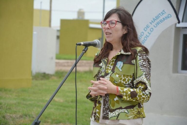 En su primer acto como ministra, Silvina Batakis entregó 28 viviendas en General La Madrid