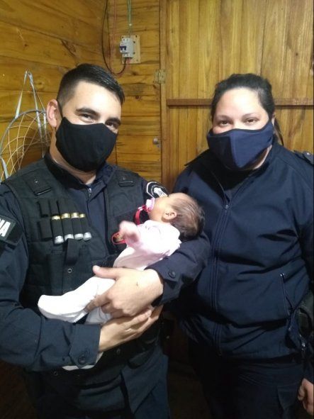 Dos policías salvaron la vida de una beba con ejercicios de reanimación