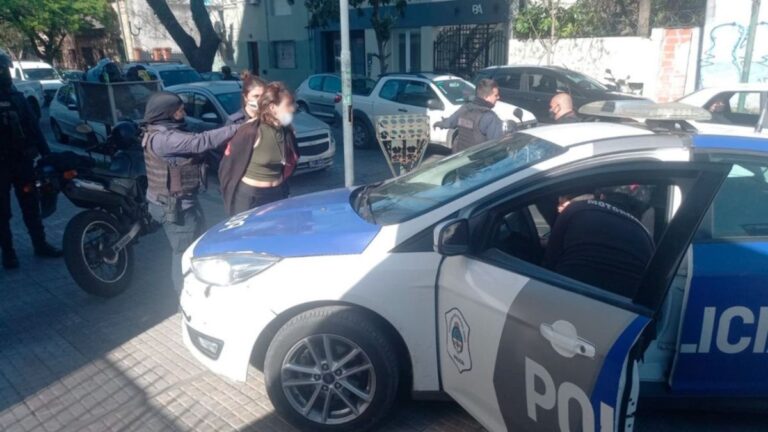 Una docente dejó abandonado a su hijo de un año y medio en un auto en La Plata: “Ella preguntó quien le iba a pagar el daño del auto, no por el nene”