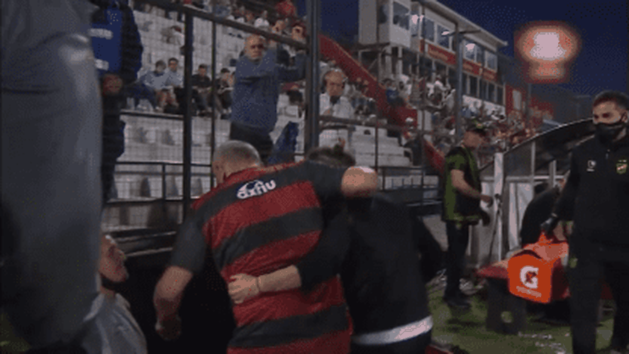 Papelón en el fútbol argentino: en la foto parece un abrazo pero se trataba del inicio de una violenta agresión a Beccacece.