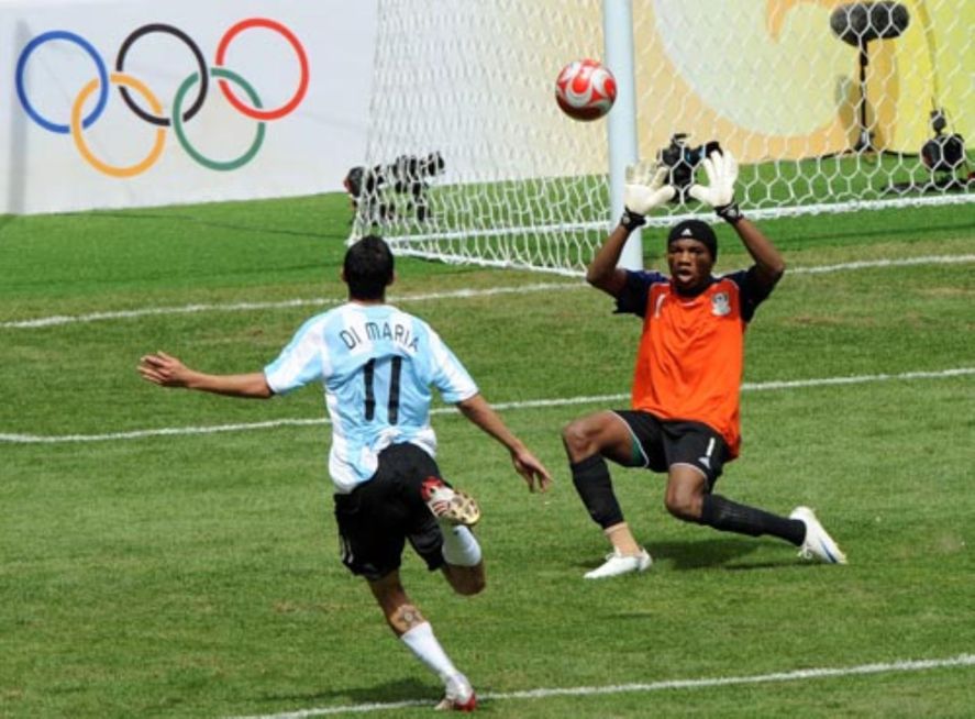 Beijing 2008: Di María toca por arriba del arquero y le da un oro histórico a la Selección