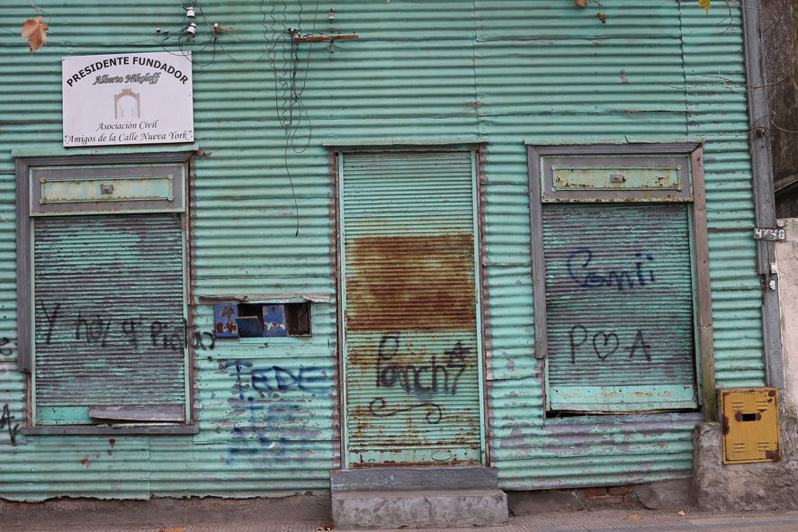 Las viejas fachadas de chapa recuerdan que Berisso es cuna de inmigrantes y obreros (Foto de Daniel Olivero para Infocielo)