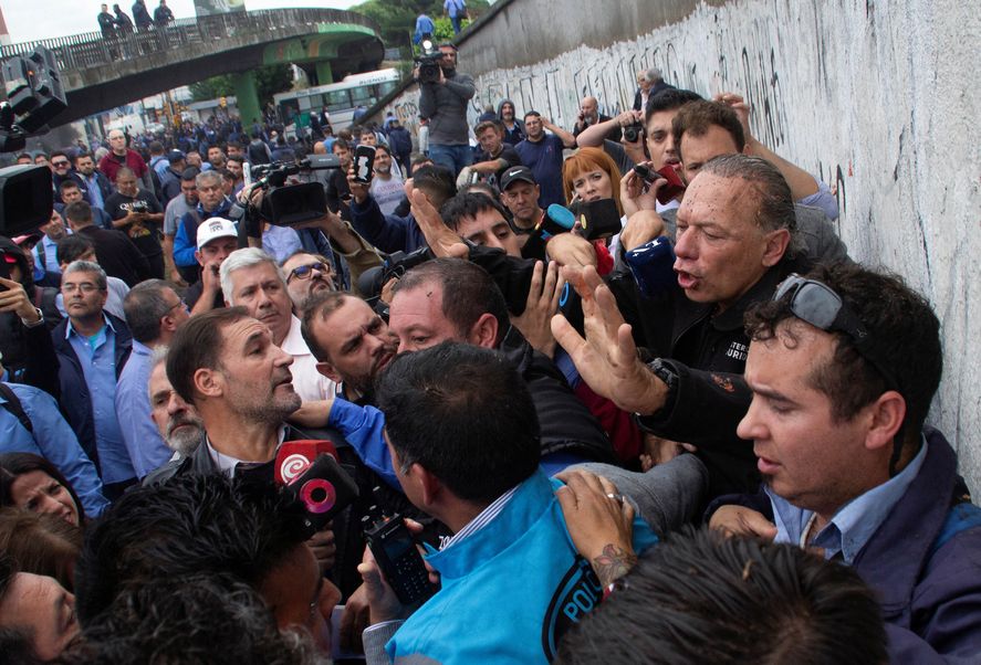 Sergio Berni, herido, aseguró que quienes lo agredieron fueron "infiltrados".