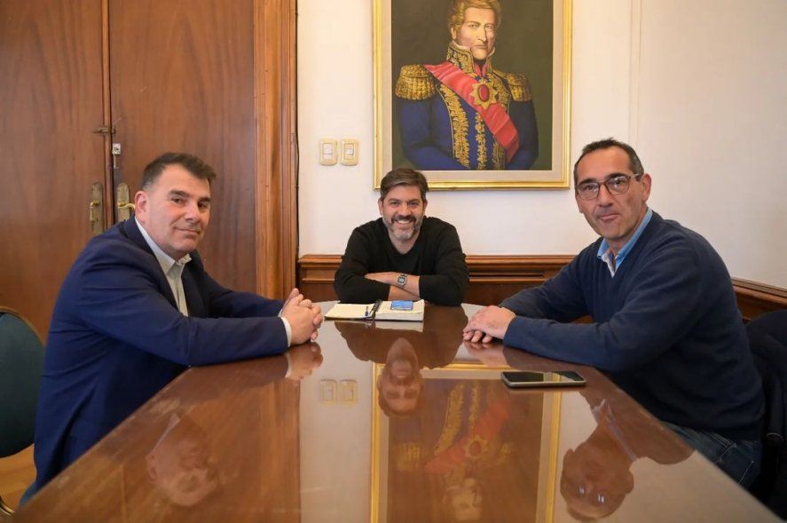 Hernán Bertellys (izquierda), intendente de Azul perteneciente a Juntos por el Cambio, se reunió con Carlos Bianco, el jefe de Asesores bonaerense. Hernán Bertellys (izquierda), intendente de Azul perteneciente a Juntos por el Cambio, se reunió con Carlos Bianco, el jefe de Asesores bonaerense.
