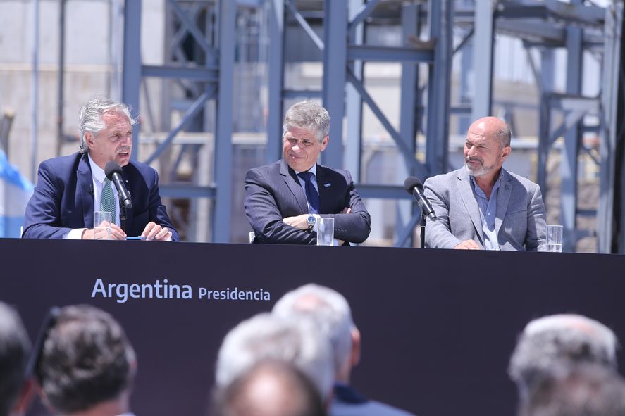 Alberto Fernández junto a Pablo González, presidente de YPF y la atenta mirada del jefe comunal de Ensenada, Mario Secco.