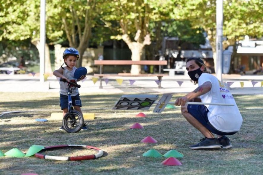 Las clases gratuitas para que niños y niñas aprendan a andar en bicicleta es una propuesta que se realizan los fines de semana en La Plata. 
