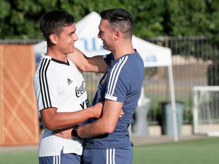 Dybala y Scaloni: ambos generaron buena química en la Selección y el cordobés es una pieza clave de recambio para el técnico.