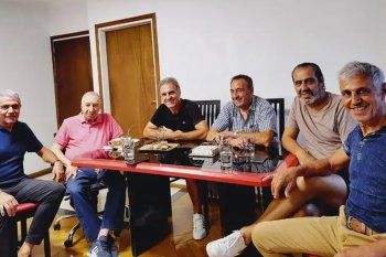 Carlos Bilardo, ex entrenador de Estudiantes, acompañado por su ex futbolistas de la Selección Argentina campeona de 1986