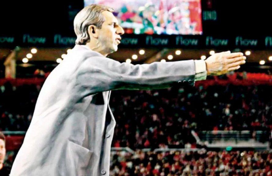 Estatua de Bilardo en la cancha de Estudiantes
