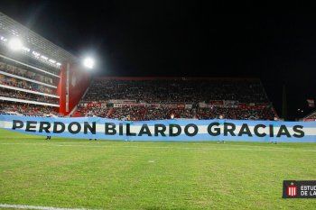 La bandera de Estudiantes en homenaje a Carlos Bilardo