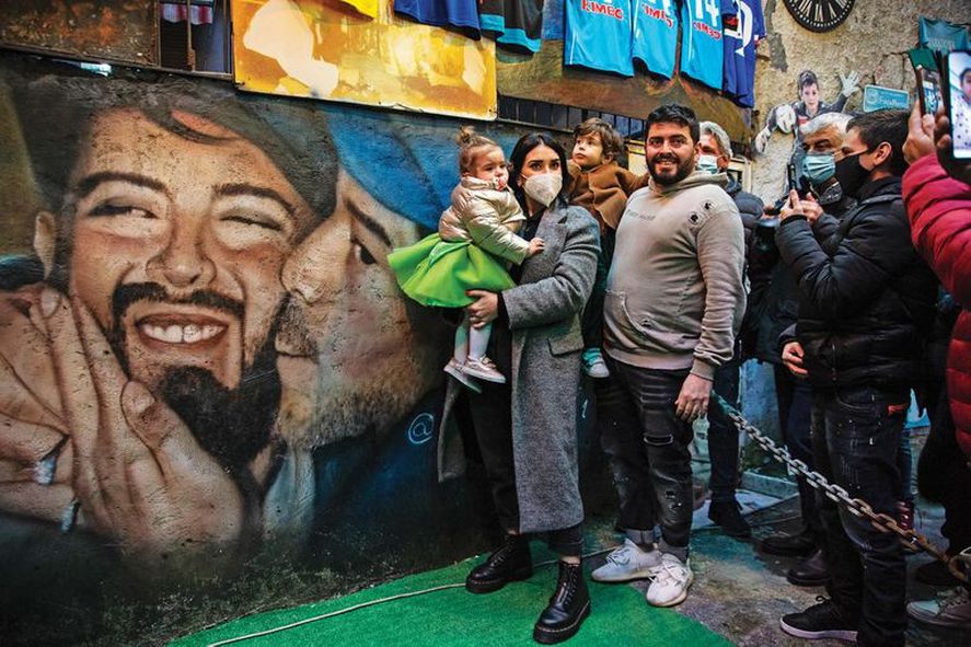 El mural de Diego besándo a su hijo estrenado por los Maradona.