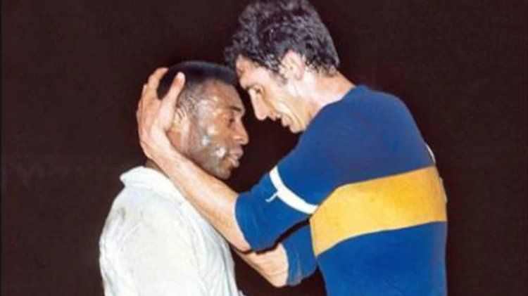 Rattín le da la "bendición" a un joven Pelé. Historia pura del fútbol argentino y brasileño, en aquel primer Boca Santos por Copa Libertadores.