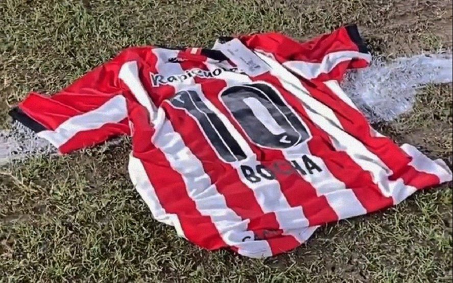 Estudiantes le rindió homenaje a Eduardo Flores con una camiseta especial de Ruge