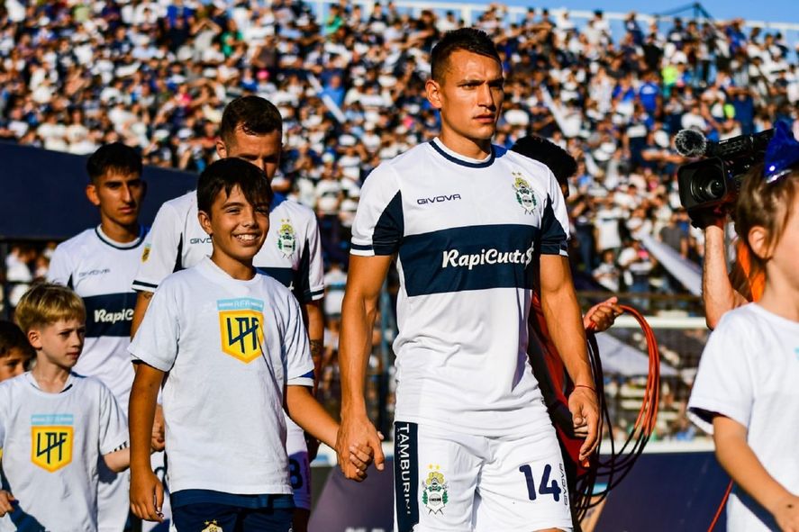 Agustín Bolívar, la opción lógica para jugar de 5 en Gimnasia.