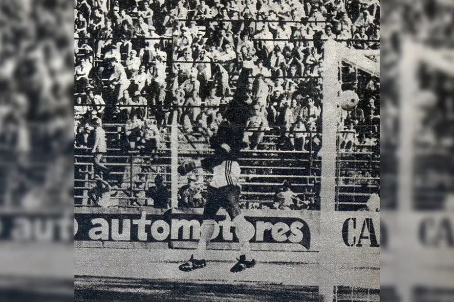 El arquero se estira pero no llega y será gol de Carlos Seppaquercia para Gimnasia.