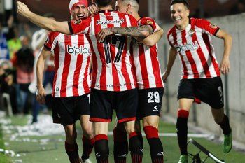Los compañeros lo abrazan: Mauro Boselli, golazo y record en Estudiantes en Copa Libertadores