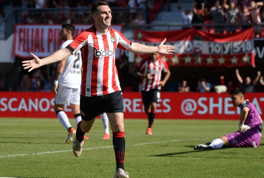 Mauro Boselli festeja uno de sus goles en Estudiantes ante Central Córdoba.