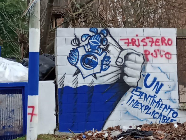 Hinchas de Estudiantes vandalizaron el Bosquecito, el predio de Gimnasia en Berisso.