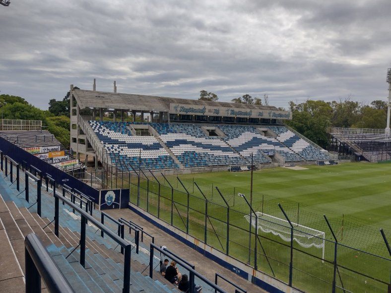 Trabajan el campo de juego del Bosque en la previa de Gimnasia y Estudiantes
