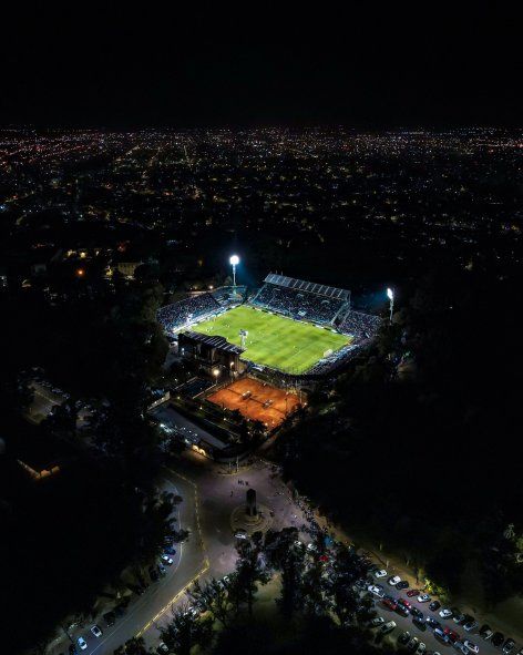 Adrián Campanelli y un registro del Bosque de noche. Imagen para Gimnasia