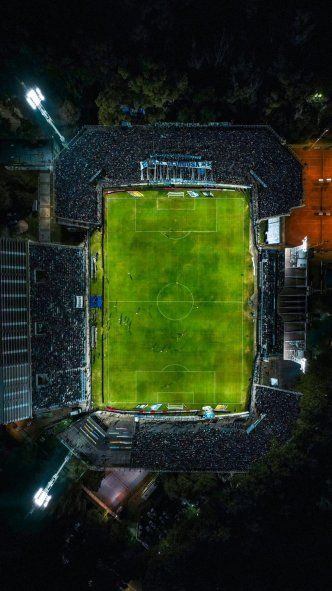 Bosque de noche y registro de Adrián Campanelli para Gimnasia