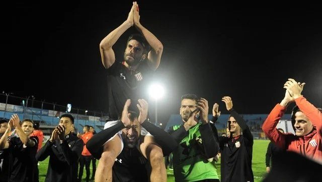 Pavone lleva en andas a Braña, el día de la despedida del Chapu y de la que hasta ayer era la última goleada del Pincha.