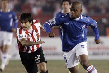 Rodrigo Braña y Santiago Morro García en acción en Estudiantes vs. Nacional en 2009.