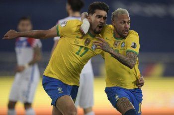 Paquetá y Neymar festejan el gol de Brasil ante Chile en la Copa América
